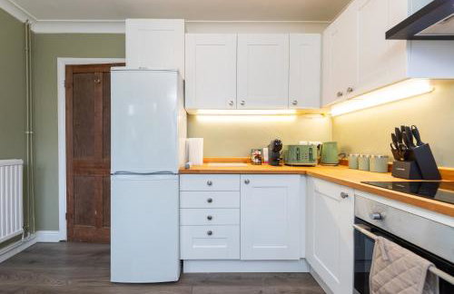 Whole 3 Bedroom House - 2 Free Parking - Photo 19