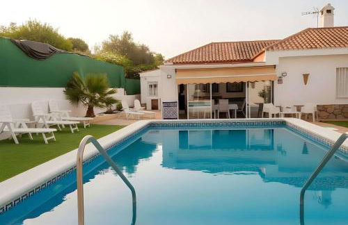 Chalet de Lujo con Piscina Privada cerca de Sevilla - Foto 1