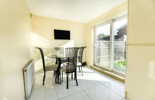 3 bed House Lovely & Modern - Photo 2