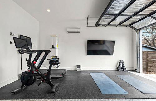 Austin Oasis Spacious 4BR Retreat with Hot Tub Cowboy Pool and Infrared Sauna Perfect for Families and Bachelorettes - Photo 10