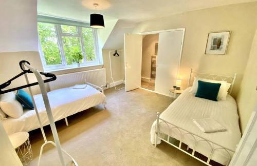 EasyRest - Spacious Detached House - 10 Beds - 5 Bedrooms - 4 Bathrooms - Secure Parking 5 Vehicles - Excellent Road Links - Perfect for Contractors & Large Groups - Foto 42