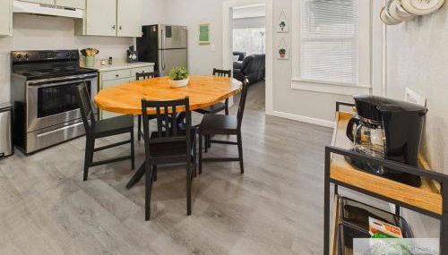 Main St New with AC Monthly stays Charming Cottage KING BED - Foto 3