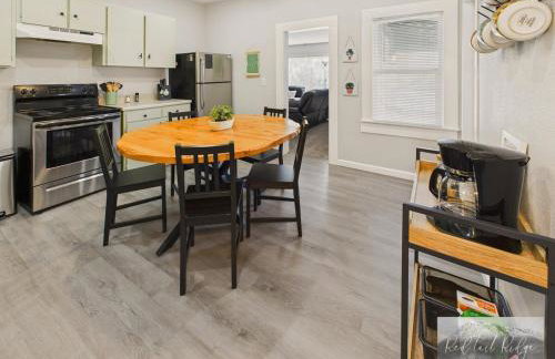 Main St New with AC Monthly stays Charming Cottage KING BED - Foto 3