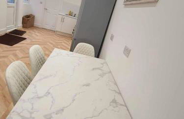 Neath, South Wales Getaway - 4 Bedroom Home -7 Guests - Free Parking - Foto 7