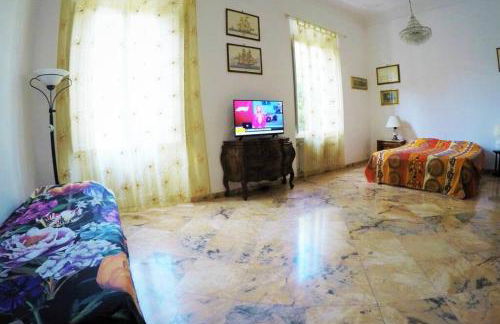 GABRY'S HOME Three-Bedroom Big Apartment near city center & train station to Pisa and Florence & ferries to Sardegna Corsica - Foto 14