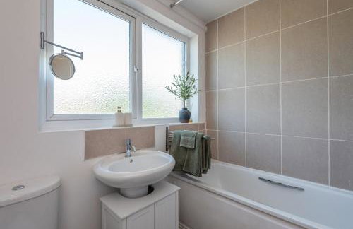 #30 Cozy & Stylish Studio Retreat - Near Odds Farm Park - Sleeps 2 - Perfect for business travelers and Couples - Free parking - Foto 13