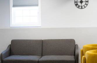 Urban Contemporary Apartment - Photo 5