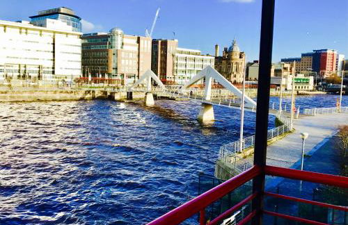 Glasgow City Centre Flat with River Views and Parking - Foto 1