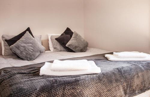 Contractor house, sleeps 7, close to restaurant's & bars, long stays available, Oveyo Accommodation - Foto 14