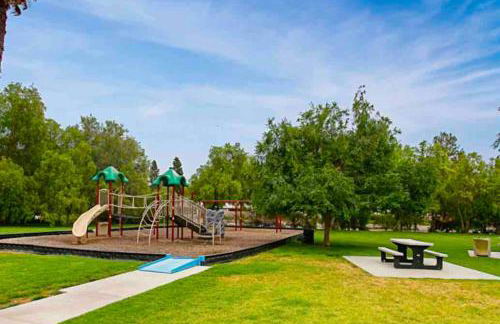 Glamorous Regal Design Home with Private Patio and Garage - Foto 39