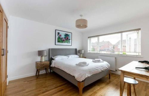 Spacious Modern Garden Family Home - Photo 3