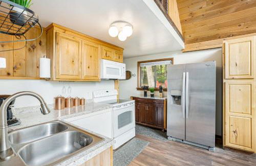 Quaint Loft Cabin w Hot Tub, FirePit, Deck & Grill - Foto 15