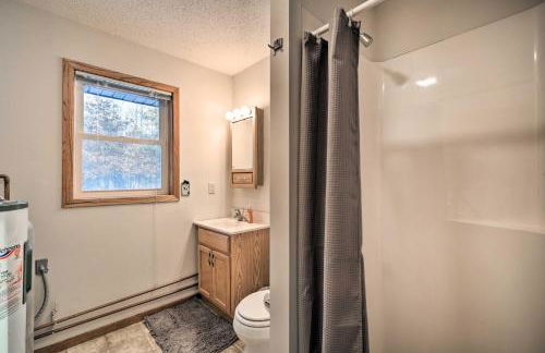 Wooded Danbury Cabin with Grill and Fire Pit! - Foto 14