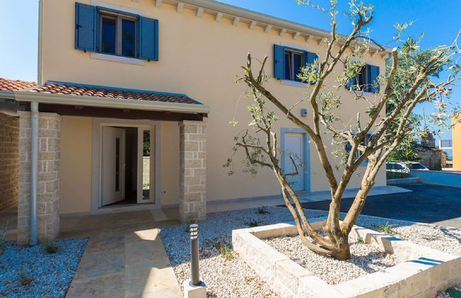 Gorgeous Villa With Private Pool and Covered Terrace & Sea View - Foto 24