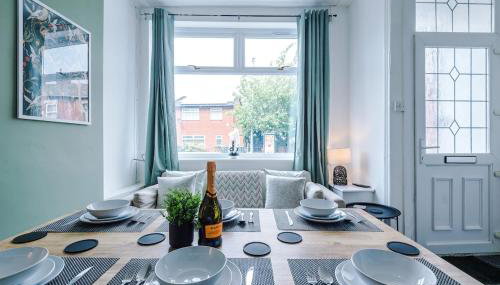 NEW! Modern 3-Bed House, Free Parking, Fast Wi-Fi & Easy Manchester Access - Foto 4