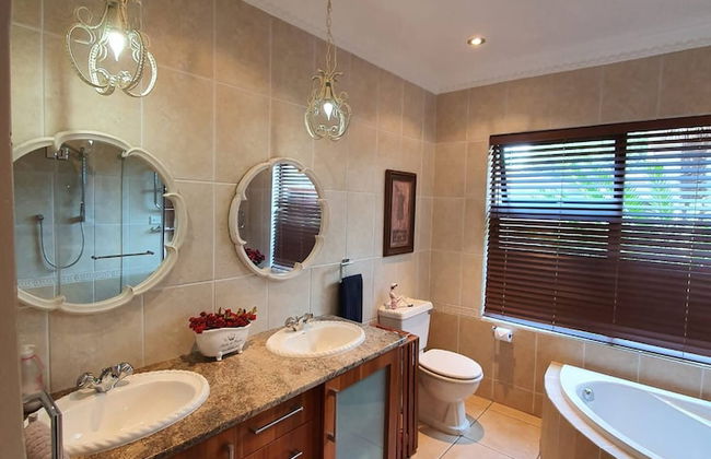 Or Tambo Airport Holiday Home - Photo 28