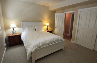 Spacious Eden Getaway w Hot Tub - Foto 17