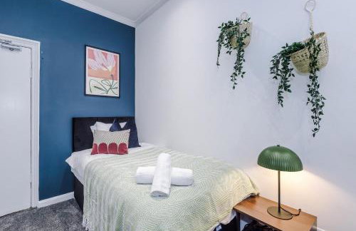 BIG House for Business Stays in Barnsley with 6-bedrooms & 8 Beds by PureStay - Foto 12