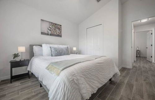 Newly Renovated 4BR 2B Riverview Oasis with King - Foto 8