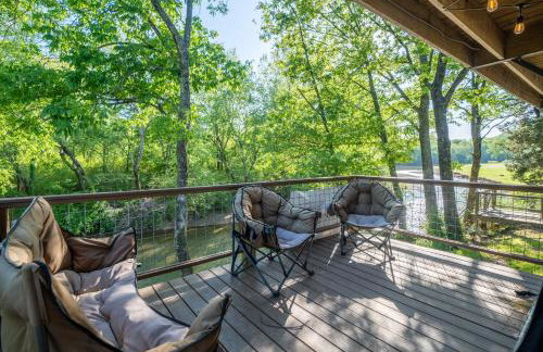 River Lodge Escape with Hot Tub - Foto 49