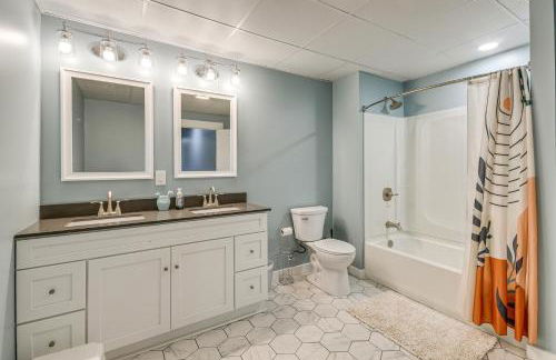 Steps From Oneida Lake Spacious Gem with Game Room! - Foto 33