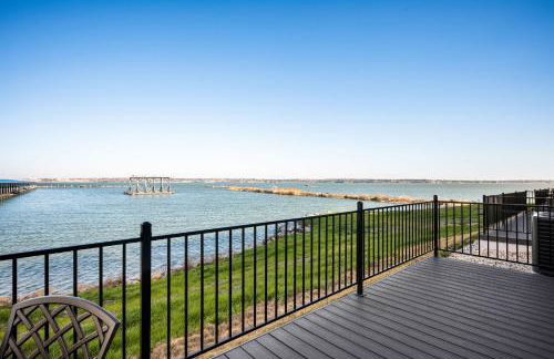 Stylish 4BR Lake House - Foto 32