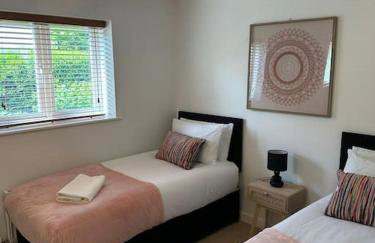 Lakeside apartment with FREE parking / M25 - Photo 1