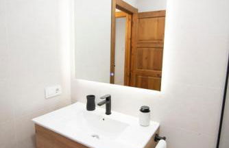 Stylish 3-Bedrooms Getaway with Terrace & Pool - Foto 15