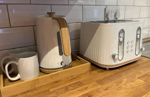 Stylish 1 Bedroom, 2 bed Basement Flat With Free Parking - Photo 13