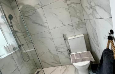 Manchester 2BR Luxe Lounge, Hot Tub, Pool Table - Photo 23