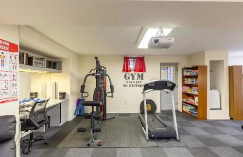 Lrge 5 BR 9 Beds Near DC-Pool, Hot Tub, Gym, Game Rm, Fire Pit - Foto 20