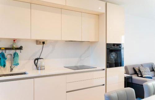 Modern Entire Unit 3BR, 3BA, balcony, 86inch TV - 15mins to city - Foto 7