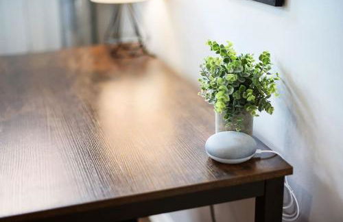 HostWise Stays - The "Row" House - Beautiful Space, Two King Beds - Photo 38