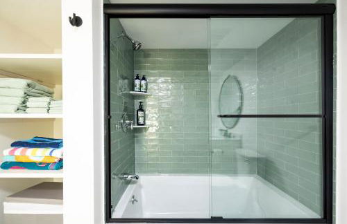 Spacious 4BR Beach Retreat, Steps to Pine Point - Foto 18