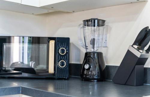 Balmoral Court -Sleeps 6 - Free Parking with Workspace - Balcony & High-Speed WiFi - Foto 24