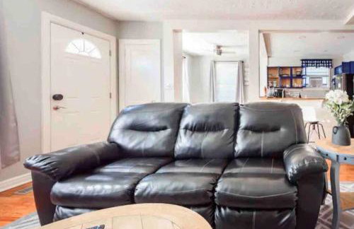 Charming Farmhouse Retreat near Downtown & University Modern Amenities, Fireplace & Porch! - Foto 29