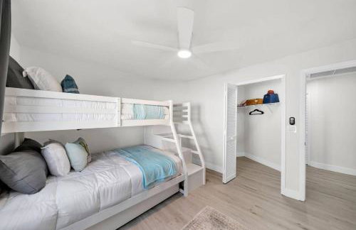 Waterfront Escape with Wild Owl Charm, Heated Pool & Pet-Friendly - Foto 16