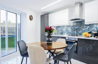 Modern 3 Bedroom House with Garden and Free Parking Long Stay Friendly - Foto 2