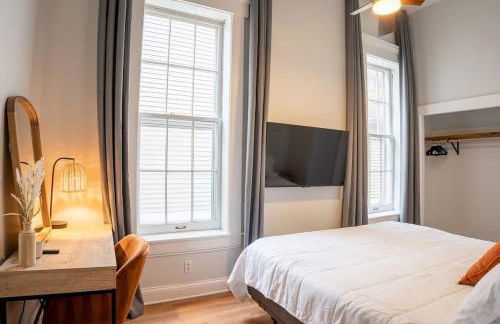 Remodeled Modern Home - private backyard & games! - Foto 24