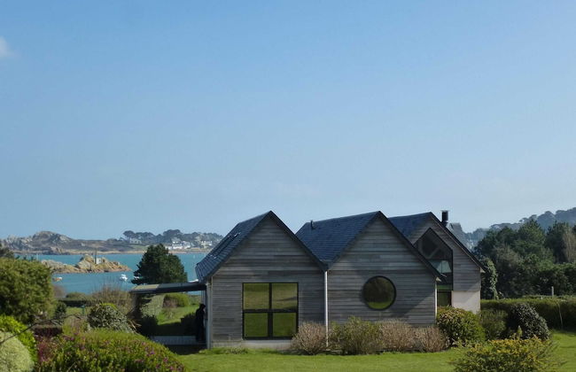 Nice Villa With Magnificent View in Plougasnou - Photo 18