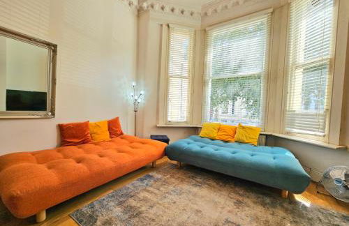Lovely Ground Floor Home with High Ceiling and a Private Garden with Deck by Earl's Court Station - Photo 9