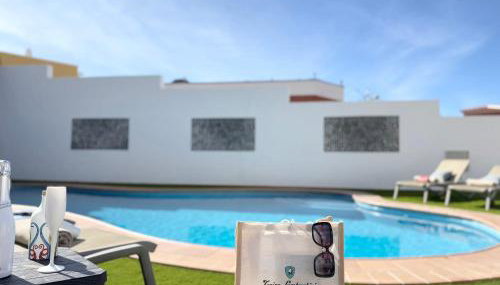 Villa Amorio a spacious modern getaway with a private heated pool & Sea Views - Foto 5