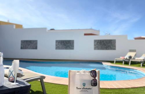 Villa Amorio a spacious modern getaway with a private heated pool & Sea Views - Foto 9