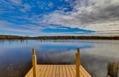 Lakefront Pocono Retreat with Hot Tub and Movie Hub - Foto 38