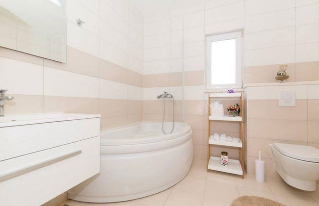 Peaceful Escape With Mountain Views, Heated Pool and Modern Amenities in Radošić - Foto 14