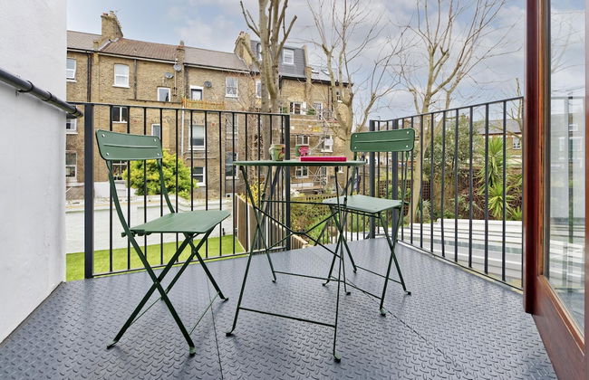 Beautiful Battersea Garden Flat by Underthedoormat - Photo 2