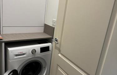 Three-bedroom modern family home by the pond with free parking - Photo 33