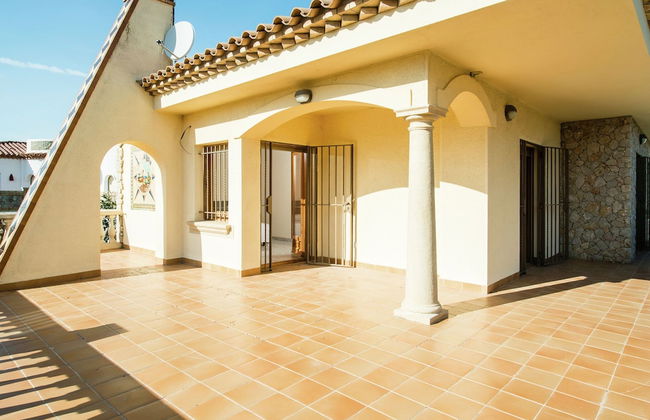 Alluring Holiday Home in Girona With Swimming Pool - Foto 12