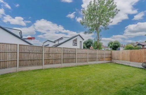 8 Bedroom House Sleeps 20 - Private Garden - Foto 12