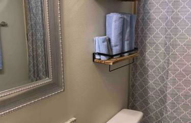 Cozy 3 Bed 2 Bath Apartment, Near Shopping Plazas, Expressway and Free Parking - Photo 9